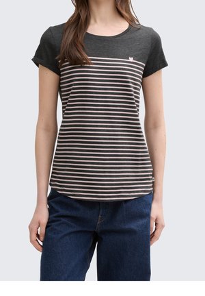 Femme portant un t-shirt à manches courtes rayé gris foncé et rose, associé à un jean bleu foncé, debout devant un fond uni.