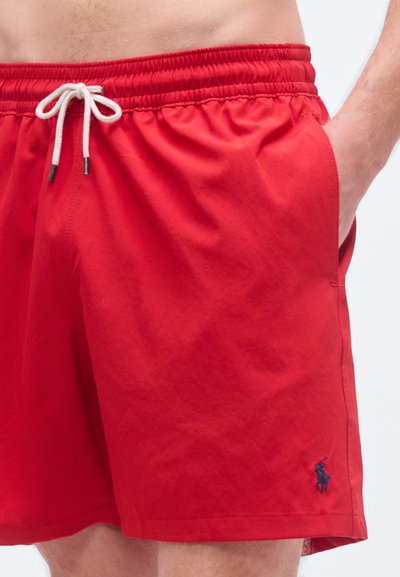Calções de banho vermelhos feitos de tecido leve, com cintura elástica e cordão, apresentando bolsos laterais e um pequeno logótipo bordado.
