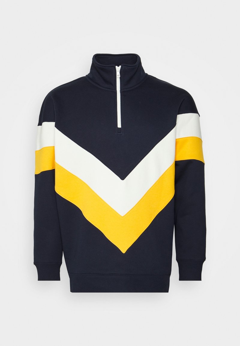 Sweat-shirt à enfiler bleu marine avec des rayures en chevrons blanches et jaunes sur la poitrine et le haut des bras, doté d'un col à demi-fermeture éclair.