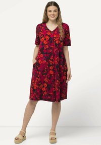 Ulla Popken PRINT - Trikoomekko - magnolia red
