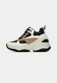 Αθλητικά παπούτσια σε μαύρο, λευκό και μπεζ με χοντρή σόλα. Διαθέτουν υφασμένο δέρμα και επάνω μέρος από δίχτυ, στρογγυλή μύτη και αντίθετα σχεδιαστικά στοιχεία.