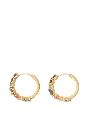 Pendientes de aro de oro con pequeñas piedras preciosas multicolores rectangulares incrustadas a lo largo de la mitad frontal de cada aro.