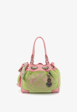 Groene en roze Juicy Couture handtas met dubbele handvatten, geborduurd logo en hartvormige hanger aan één handvat.
