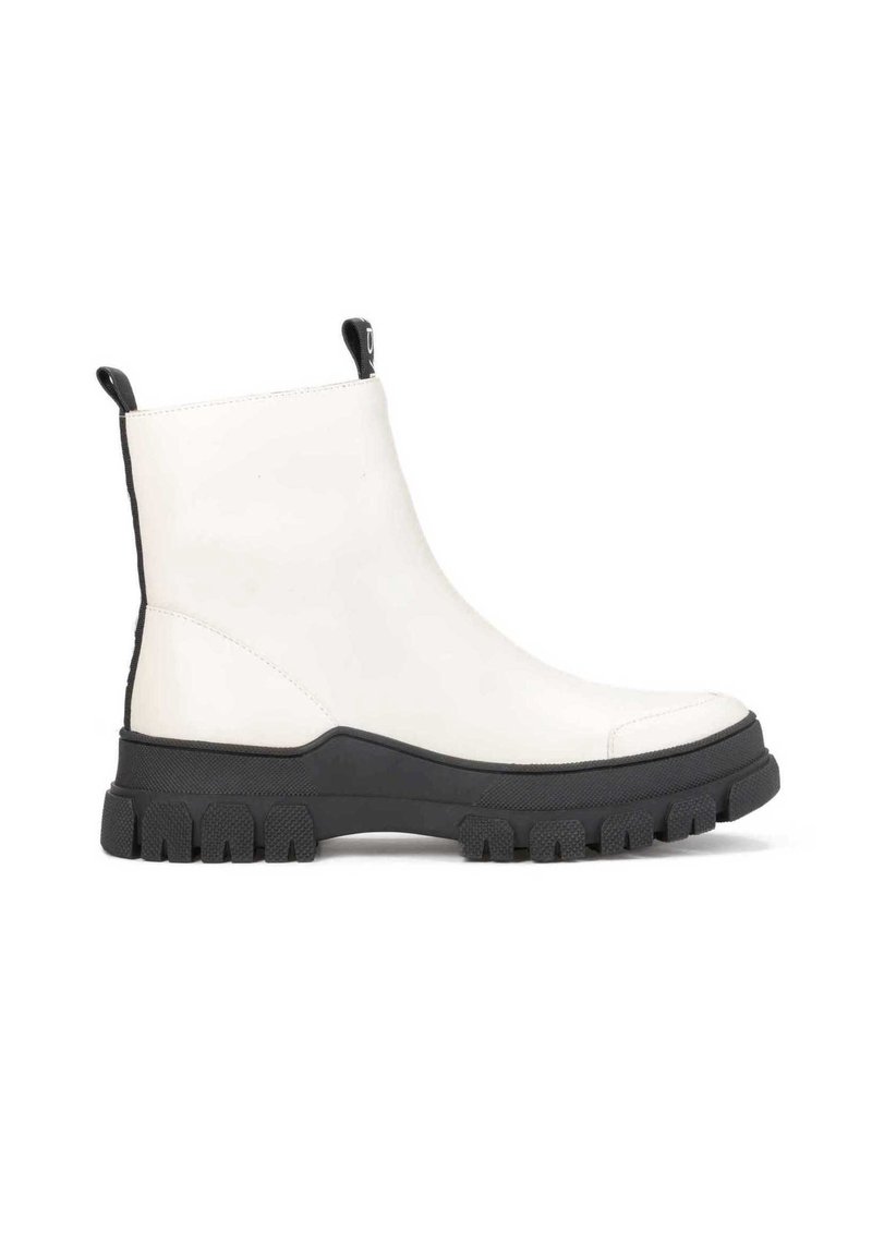 Botines blancos hasta el tobillo con parte superior de cuero suave y suela de goma negra gruesa. Cuenta con pestañas para tirar y paneles laterales en contraste.