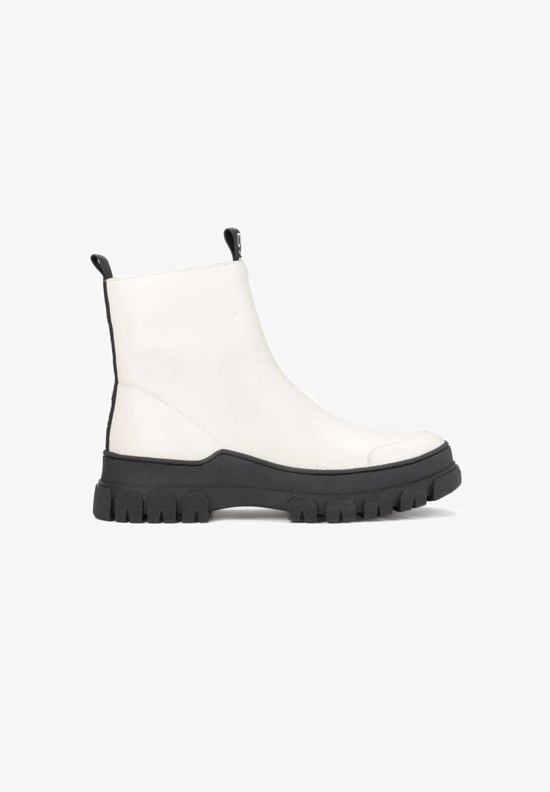 Botines blancos hasta el tobillo con parte superior de cuero suave y suela de goma negra gruesa. Cuenta con pestañas para tirar y paneles laterales en contraste.