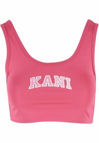Top corto rosa hecho de una tela suave, con escote redondeado y la inscripción "KANI" en letras blancas en la parte delantera.