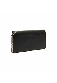 Clutch in pelle nera rettangolare con dettagli in catena e anello argentati su sfondo bianco.