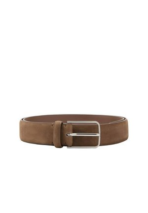 Brązowy zamszowy pasek ze srebrną prostokątną metalową klamrą, zwinięty płasko na białym tle.