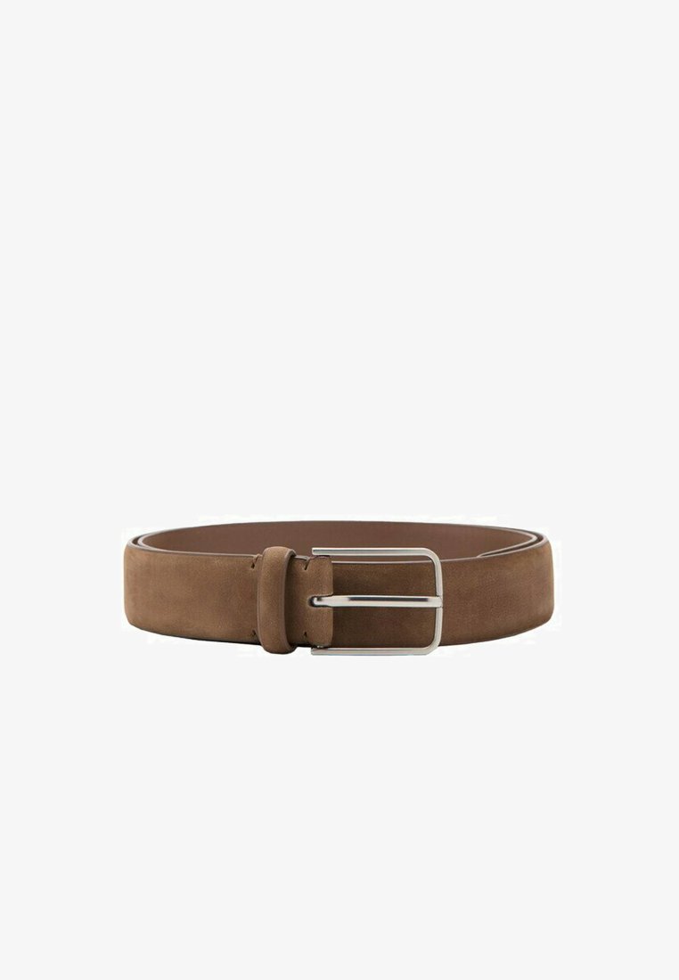 Ceinture en daim marron avec boucle rectangulaire en métal argenté, roulée à plat sur un fond blanc.