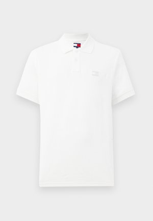 Camisa polo blanca hecha de una tela suave, con un cuello clásico, mangas cortas y un pequeño logo en el pecho. Diseño simple y limpio.