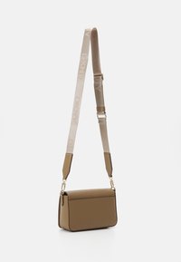 Borsa a tracolla rettangolare marrone con una texture liscia, hardware dorato e una tracolla beige rimovibile con il logo 'DKNY'.
