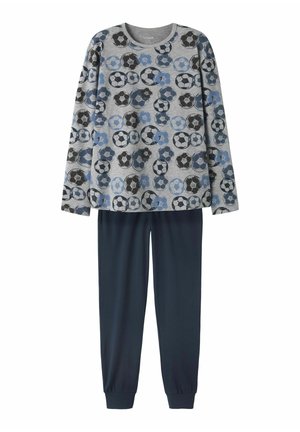 Ensemble pyjama composé d'un haut gris à manches longues avec motifs de ballons de football noirs et bleus, associé à un pantalon uni bleu foncé.