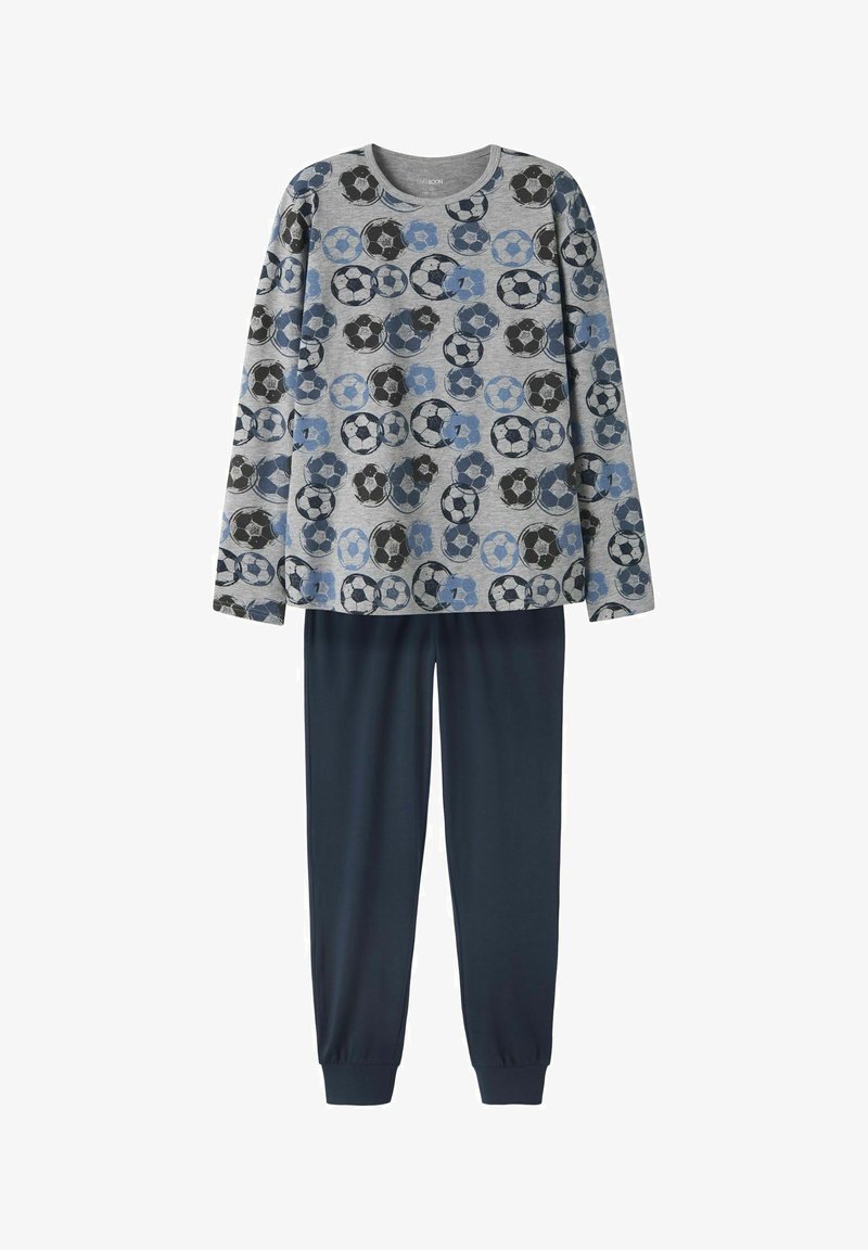 Ensemble pyjama composé d'un haut gris à manches longues avec motifs de ballons de football noirs et bleus, associé à un pantalon uni bleu foncé.