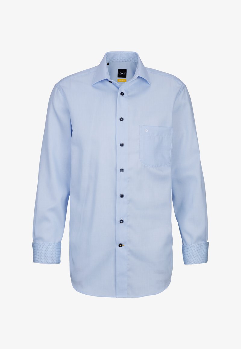Camicia da uomo a maniche lunghe di colore azzurro chiaro con bottoni frontali, tasca sul petto e polsini ripiegati con tessuto interno a contrasto.