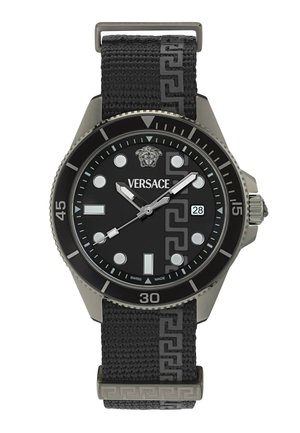 Ceas de mână Versace negru cu ramă argintie, curea cu model în cheie grecească gri, cadran rotund, logo Medusa și afișaj pentru dată la ora 3.