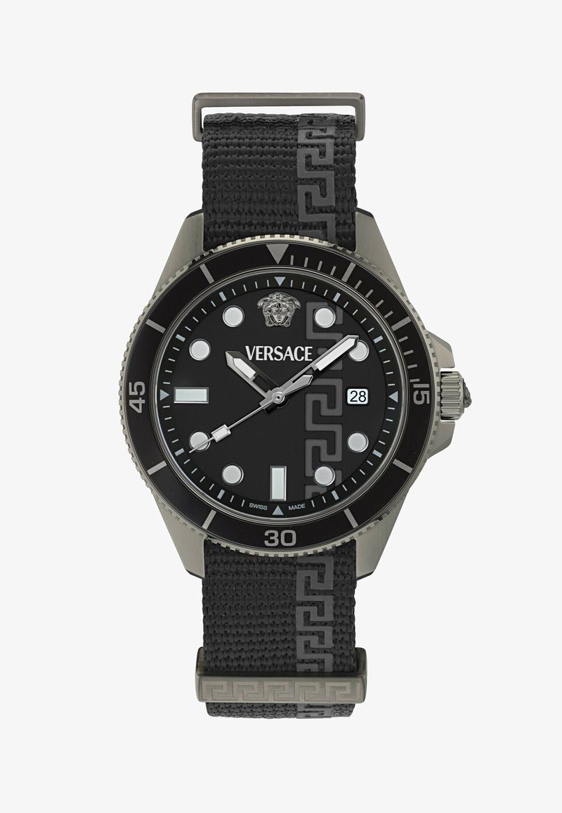 Montre-bracelet Versace noire avec lunette argentée, bracelet gris à motif clé grecque, cadran rond, logo Méduse et affichage de la date à 15 heures.