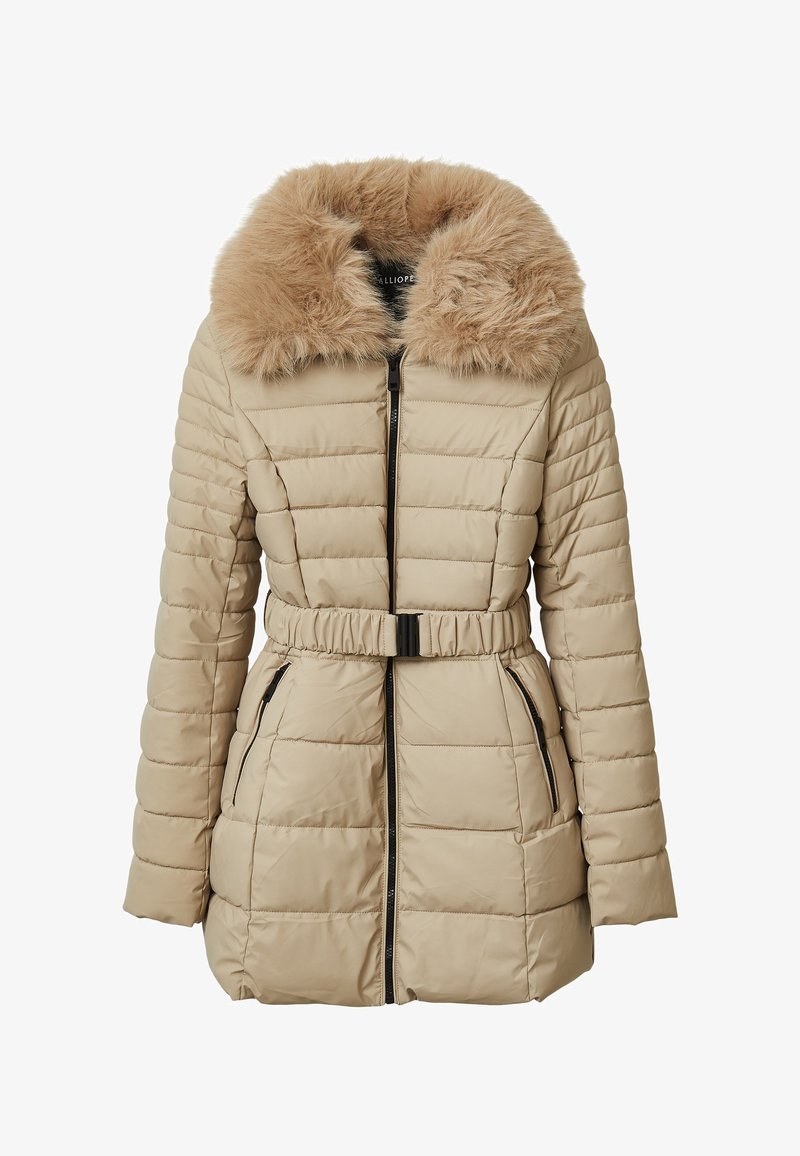 Beige Daunenjacke mit einem Kunstfellkragen, tailliertem Schnitt, gestepptem Design und Reißverschlusstaschen. Vorderer Reißverschluss und lange Ärmel.