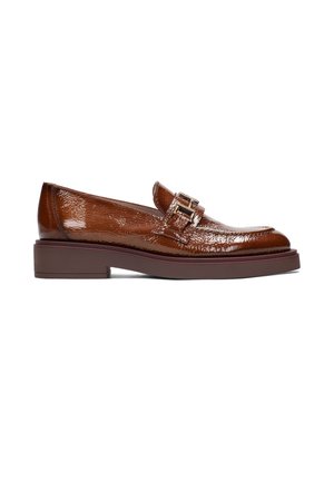 Mocasines de charol marrón con un bajo tacón cuadrado, que presentan hebillas decorativas en el frente y un acabado liso y brillante.