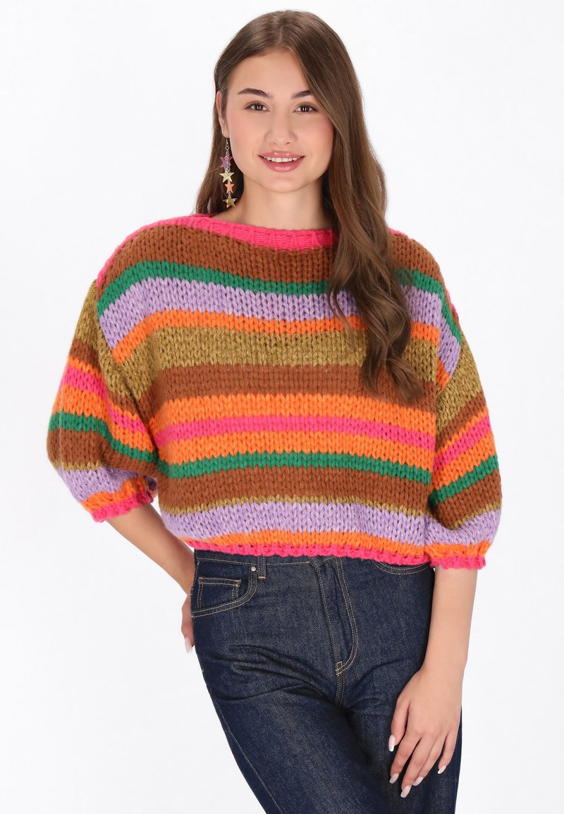 Maglione a righe multicolori con maniche voluminose e ampie; realizzato in filato rosa, verde, arancione, viola e marrone. Design corto.