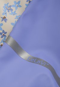 Paarsewaterdichte stof met een gladde textuur, voorzien van een zilveren logo band en een crèmekleurig bloemenpatroon eronder.