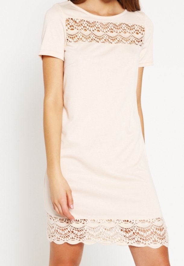 Šaty s krátkým rukávem z jemné světle růžové tkaniny, které mají krajkovou část na vrchu a krajkový lem na spodním okraji, čímž vytvářejí ženskou siluetu.