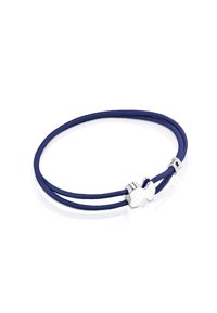 Bracciale elastico blu navy con due filamenti, caratterizzato da un accento a forma di nuvola in argento e una chiusura in metallo per il fissaggio.