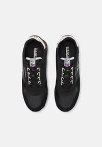 Sneakers neri con un upper in mesh e suede, caratterizzati da accenti crema, lacci neri e una patch con logo. Progettati per il massimo comfort con una suola texturizzata.