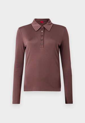 Mauve polo triko s dlouhým rukávem, se čtyřmi knoflíky a špičatým límcem, vystavené na bílém pozadí.