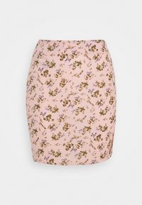 Falda floral rosa con un diseño bodycon y una textura suave, decorada con pequeñas flores marrones y moradas, y un detalle de abertura lateral.