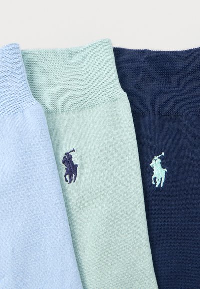 Τρεις διπλωμένες πλεκτές κάλτσες σε ανοιχτό μπλε, μέντα πράσινο και ναυτικό μπλε, η καθεμία με κεντημένο λογότυπο παίκτη πόλο.