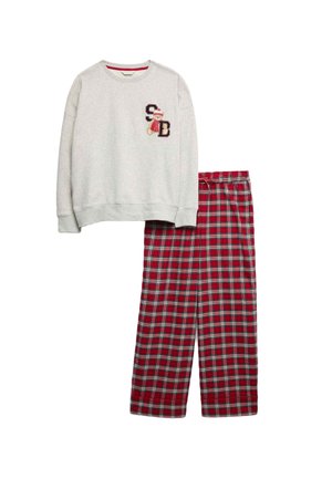Šedá mikina s nášivkou medvěda na hrudi, doplněná červenými kostkovanými kalhotami s černými a zelenými pruhy. Měkká tkanina, volný střih.