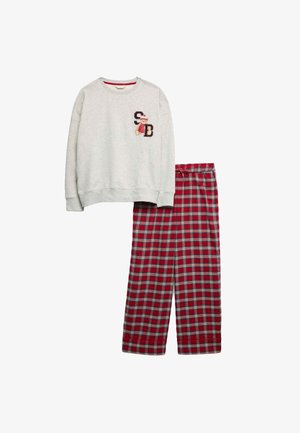 Felpa grigia con una toppa a forma di orso sul petto, abbinata a pantaloni a quadri rossi con linee nere e verdi. Tessuto morbido, vestibilità comoda.