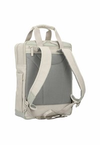 Sac à dos beige clair avec des bretelles rembourrées, un panneau arrière texturé, plusieurs compartiments et une poignée de transport supérieure ; fabriqué en tissu résistant.