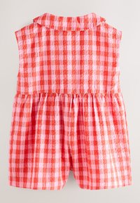 Tutina senza maniche per bambino piccolo con motivo a quadretti gingham rossi e rosa, vita arricciata e colletto, vista da dietro su sfondo neutro.