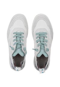 Białe trampki z fakturowanym wykończeniem, jasnoniebieskimi sznurowadłami i delikatnymi wzorzystymi akcentami po bokach. Gumowa podeszwa z bieżnikiem w zygzak.