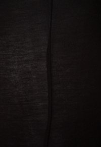 Mustaa kangasta, jossa on sileä pinta ja hieman kiiltoa, keskellä kulkeva sauma pystysuunnassa. Ei muita erottuvia kuvioita tai yksityiskohtia.