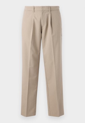 Pantalon beige sur mesure avec passants de ceinture, plis à l'avant et jambes droites, présenté sur un fond blanc.
