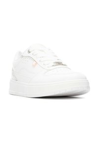 Zapatilla blanca con superficie texturizada, cuello acolchado, diseño de cordones, que presenta un pequeño logo rosa y acentos metálicos en la lengüeta.