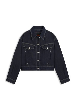 Tumma denimistä valmistettu lyhyt takki, jossa on terävä kaulus, hopeanväriset metalliosat, kaksi rintataskua ja kontrastiväriset valkoiset saumat.