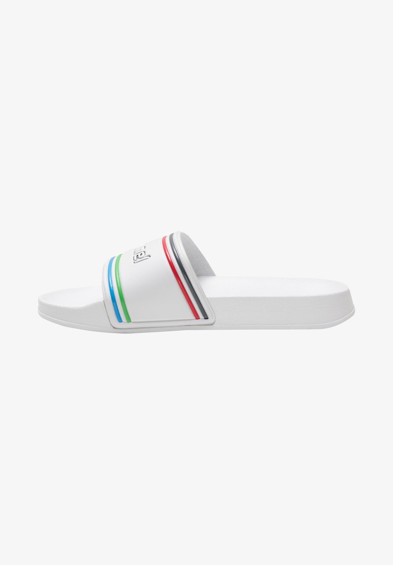 Vit slidesandal med en bred rem som har röd, grön och blå rand. Platt sula med texturerad yta för bättre grepp. Varumärkeslogotyp på remmen.