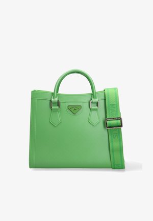 Grüne strukturierte Handtasche mit doppelten Griffen, abnehmbarem gemustertem Schultergurt und Marc Ellis Logo-Plakette vorne.