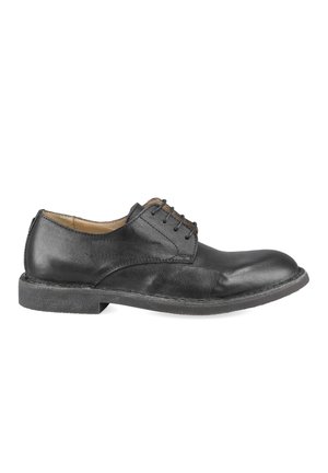 Chaussure habillée pour homme en cuir noir avec fermeture à lacets et semelle solide, vue de côté sur fond blanc.