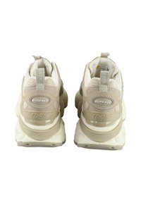 Helle beigen Sneaker besitzen ein strukturiertes Mesh-Obermaterial, einen gepolsterten Schaft und Logo-Akzente. Dicke, gepolsterte Sohlen mit einer glatten Oberfläche.