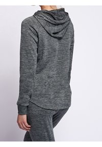 Sudadera gris de textura suave y corte relajado, con capucha fruncida y puños acanalados, que presenta un sutil patrón jaspeado.