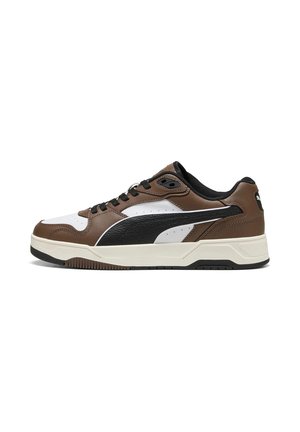 Braune und weiße Sneakers mit schwarzen Akzenten, aus Leder und synthetischen Materialien, flacher Gummisohle und perforierten Details an den Seiten.