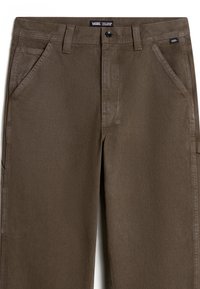 Olivgröna snickarbyxor tillverkade av slitstarkt tyg. Har framfickor, knappstängning och sydda detaljer på fickorna.