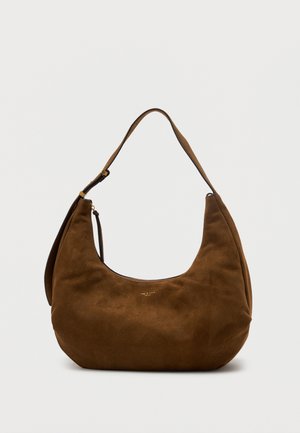 Καφέ τσάντα χόμπο από σουέντ με ευρύ ρυθμιζόμενο ιμάντα ώμου και μικρό χρυσό φερμουάρ, τοποθετημένη σε απλό ανοιχτόχρωμο φόντο.