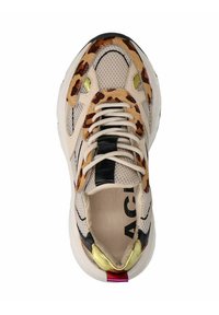 Beige sneakers met luipaardprintaccenten, mesh panelen, gouden hardware en zwarte details. Voorzien van opvallende veters en een gevoerde zool.