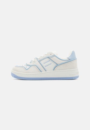 Las zapatillas de cordones presentan un upper de cuero blanco con acentos en azul claro, detalles en ante y una suela de goma texturizada con un tono azul.