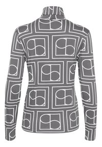 Top de manga larga en gris con un patrón geométrico blanco que presenta formas redondeadas y contornos cuadrados. Diseño de cuello alto con una textura suave.